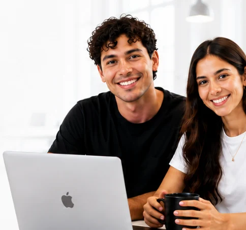 Emprendedores felices creando su sitio web con HostingPlus